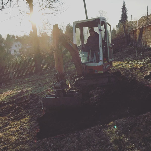 Bagger von Strößner Baggerbetrieb und Landschaftsbau im Einsatz